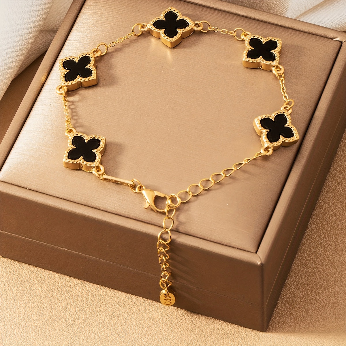 Bracelet porte-bonheur — chaîne dorée, trèfle